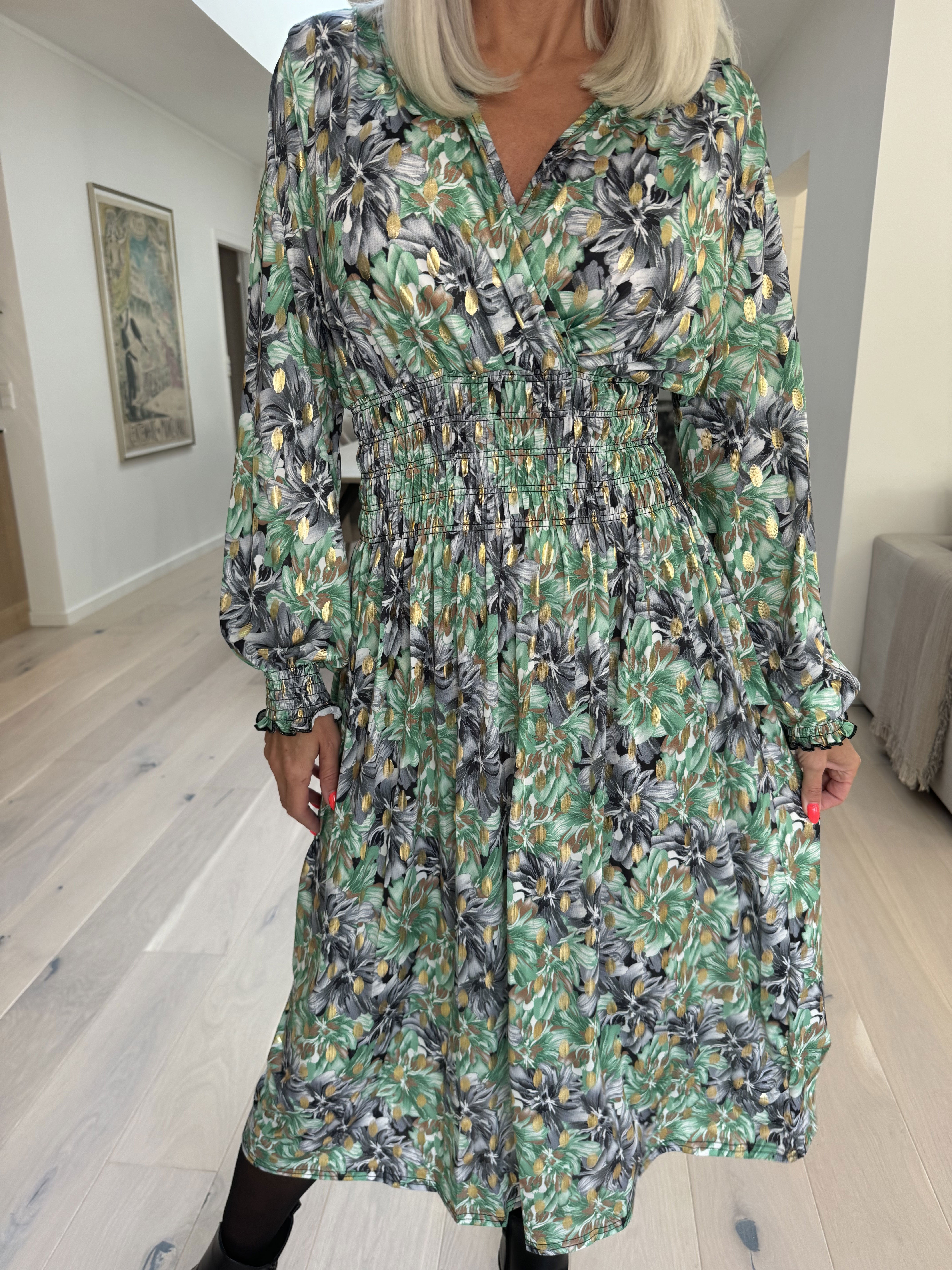 Pams Floral Midi L/S - Elastisk kjole i krølfrit stof